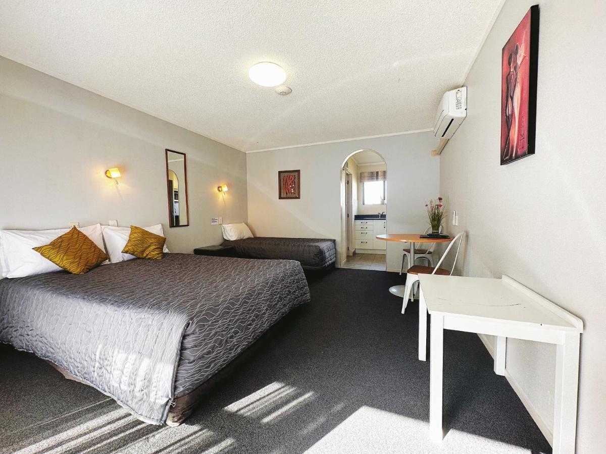 Kingswood Manor Motel Whangarei Exterior photo