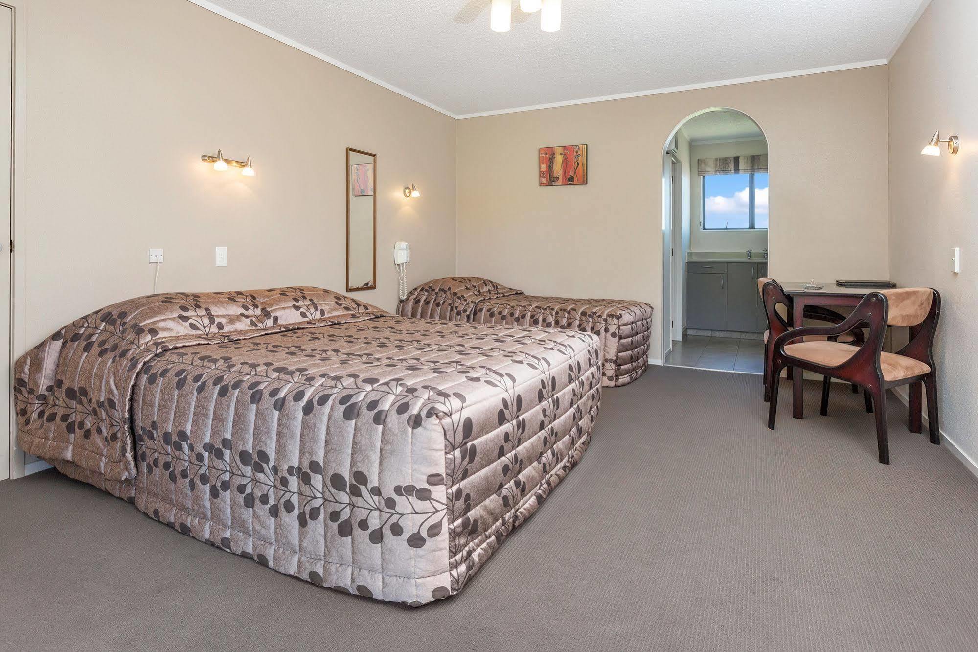 Kingswood Manor Motel Whangarei Exterior photo