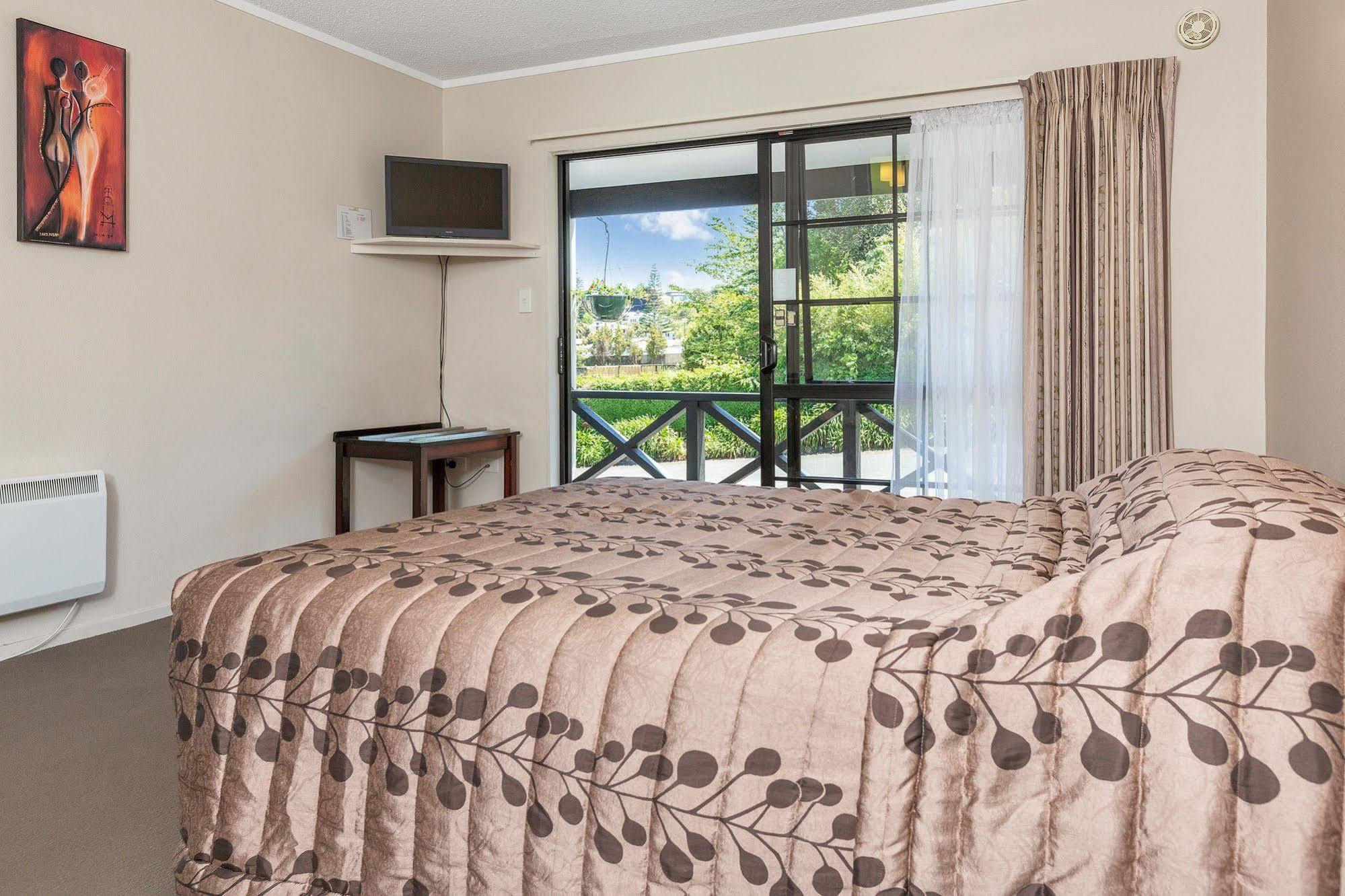 Kingswood Manor Motel Whangarei Exterior photo