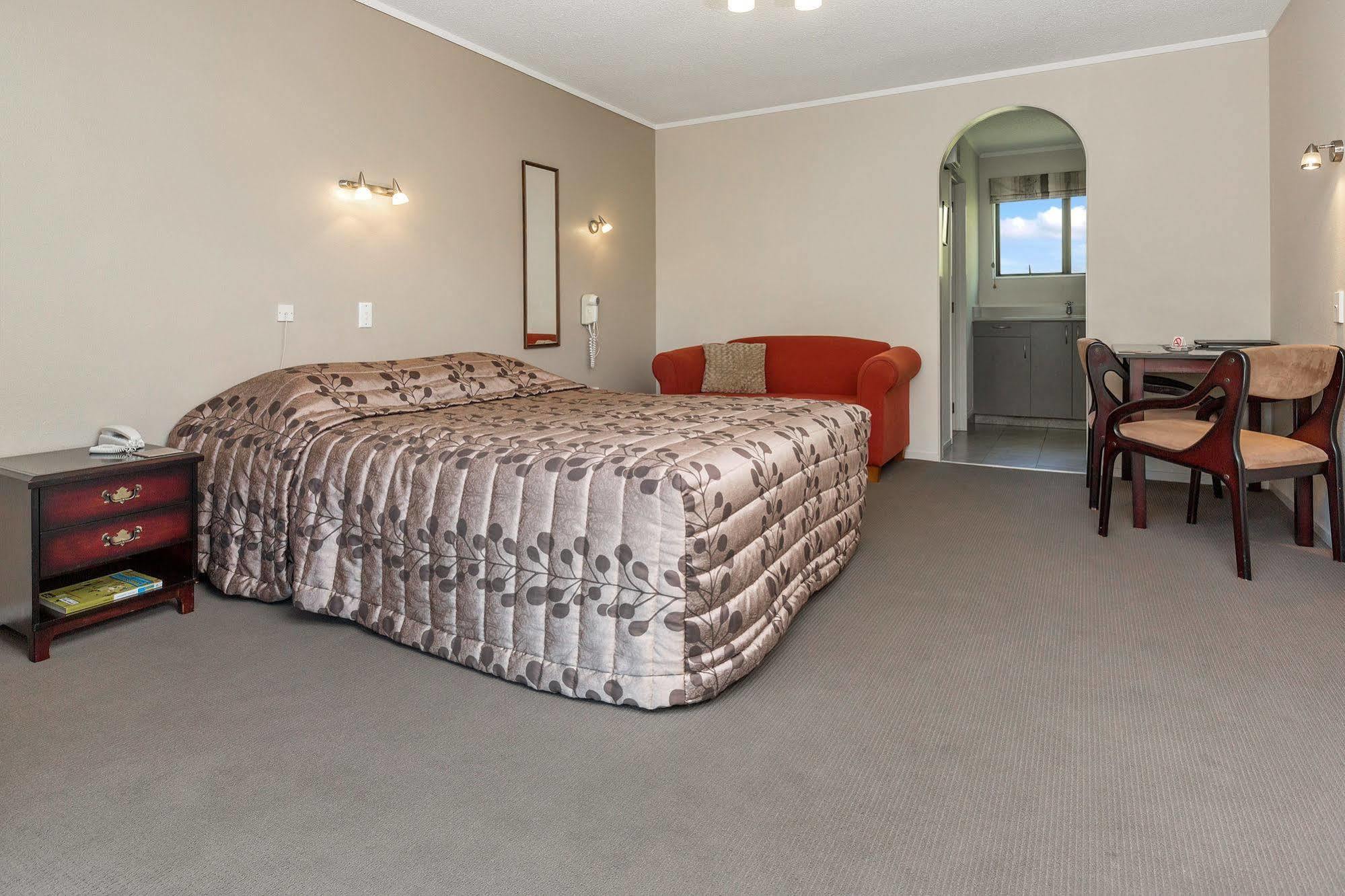 Kingswood Manor Motel Whangarei Exterior photo